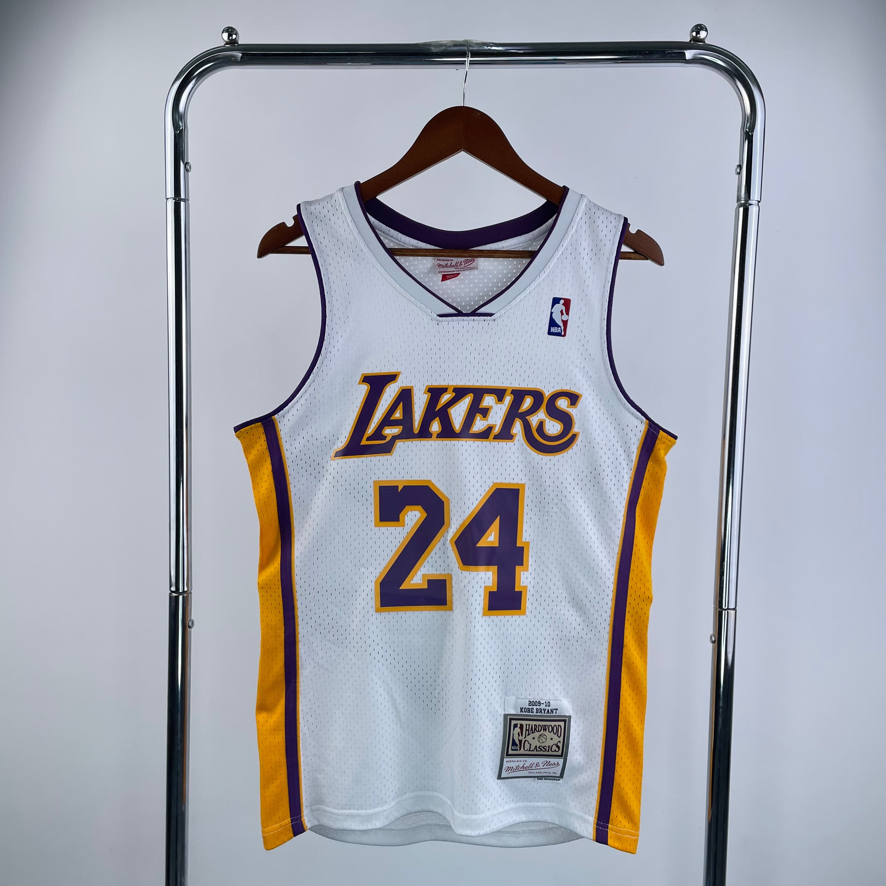 Los Angeles Lakers 2009 10 Kobe Bryant White Mitchell Ness Hardwood Classics Swingman Jersey