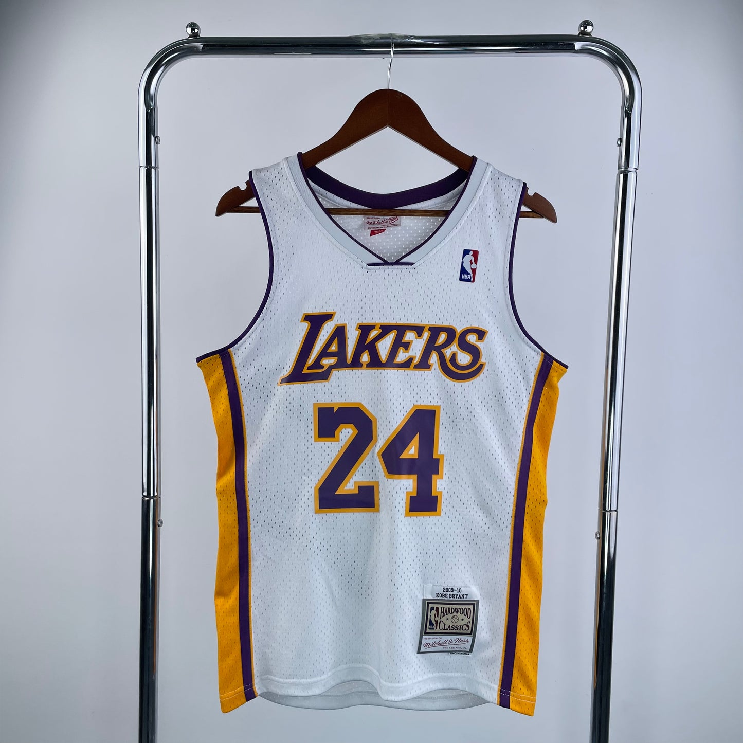 Los Angeles Lakers 2009-10 Kobe Bryant White Mitchell & Ness Hardwood Classics Swingman Jersey