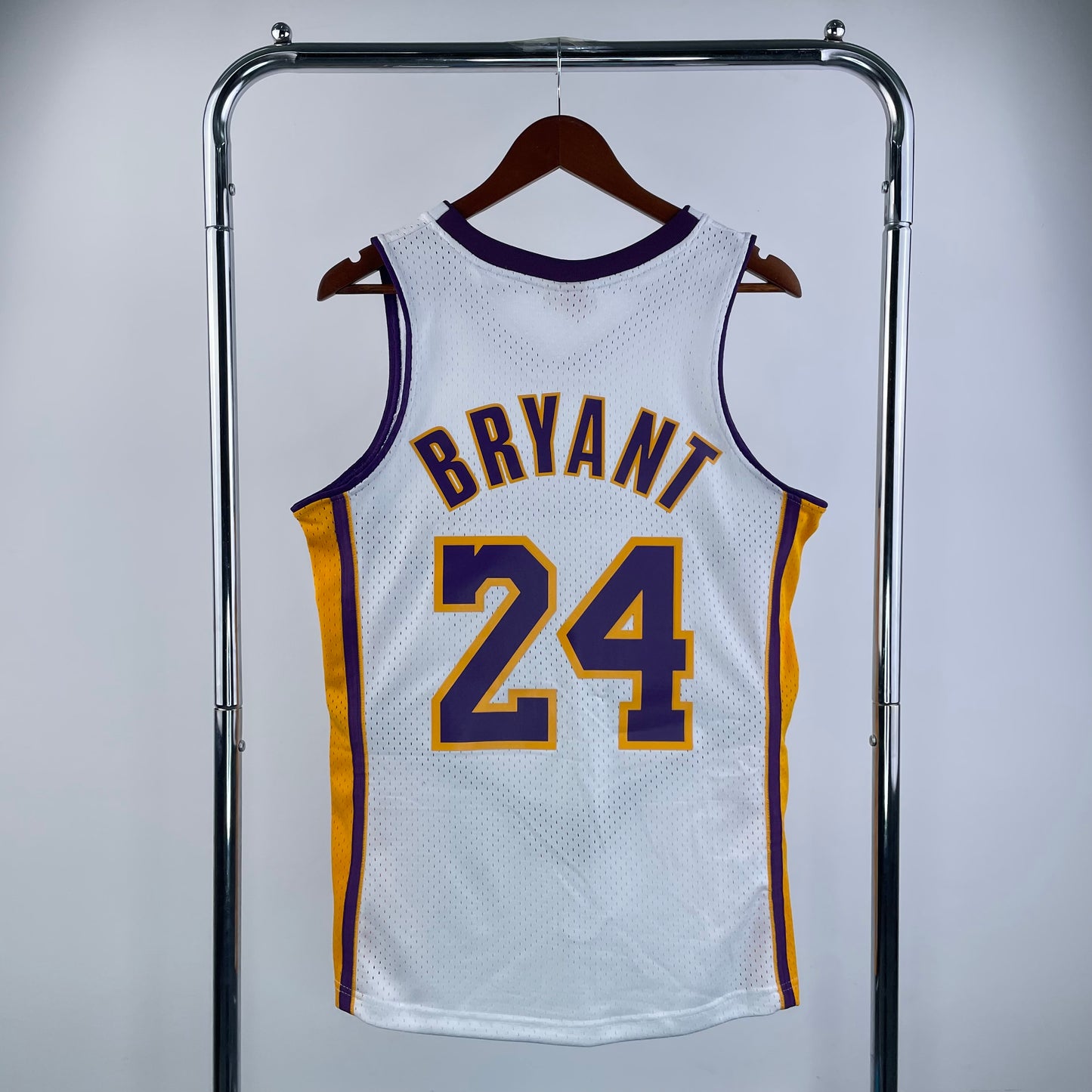 Los Angeles Lakers 2009-10 Kobe Bryant White Mitchell & Ness Hardwood Classics Swingman Jersey